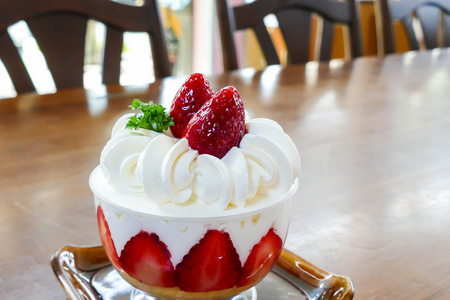 草莓奶油蛋糕在一个杯子