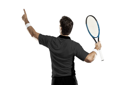 网球运动员与一件黑色衬衫