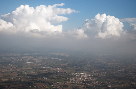 城市和云。从飞机上查看