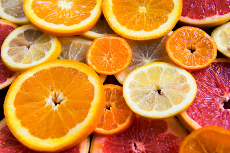 柑橘类水果切片。橘子，葡萄柚和柠檬