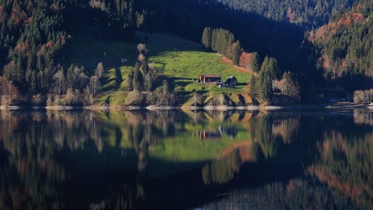 春秋场景在湖 Wagital，瑞士