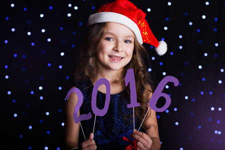 快乐的女孩正在举行 2016年位数，新的一年的概念