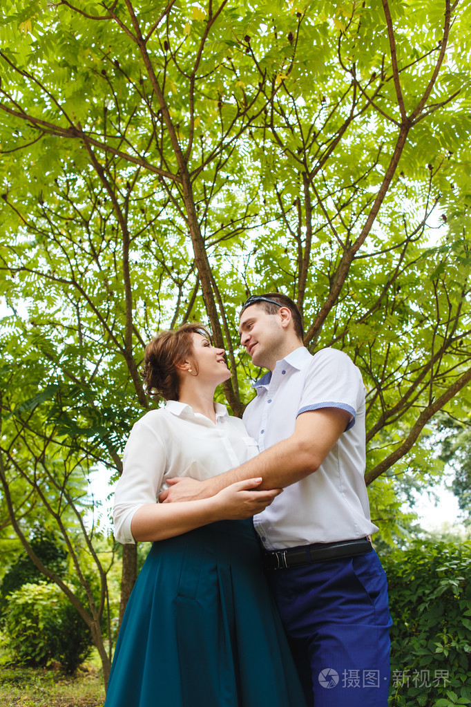 两个漂亮的年轻恋人的肖像