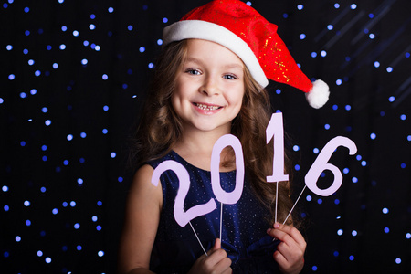 儿童女孩持有 2016年纸数字，新的一年的概念