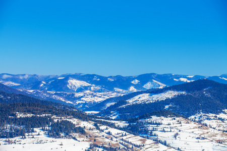 美丽的冬天山上，滑雪度假村