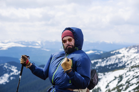 年轻的白种人男性在山里徒步旅行