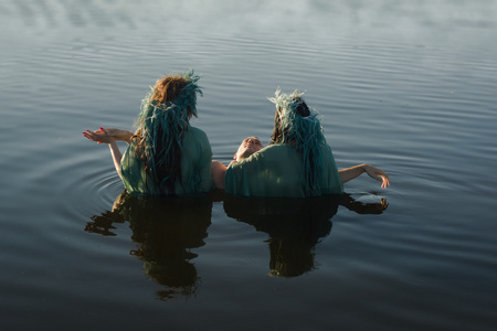 男人和两个美丽的美人鱼之间的爱照片