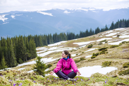 年轻的白种女人坐下来享受山中的视图