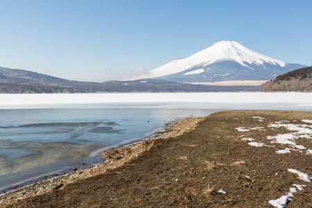 在冬天的冰山中湖富士山