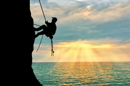 攀登剪影图片-攀登剪影素材-攀登剪影插画-摄图新视界