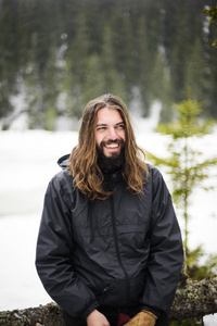 年轻的白种人男性在山里徒步旅行