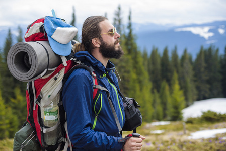 年轻的白种人男性在山里徒步旅行