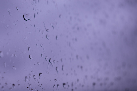 上一个窗口在秋天的雨 glassraindrops