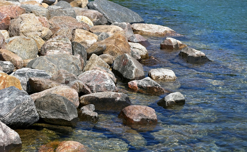 沿海岸线的湛蓝湖水的岩床图片