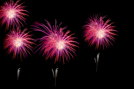 在城市上空烟花庆祝在快乐的节日