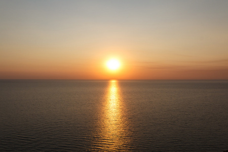 在海上，夏日浪漫金色的夕阳。南度假村