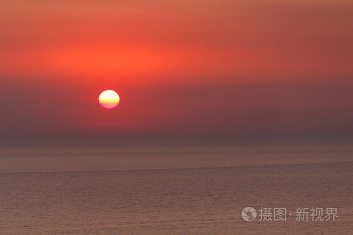 在海上，夏日浪漫金色的夕阳。南度假村