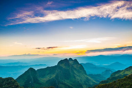 多姿多彩的夏天景观亚高山在日落