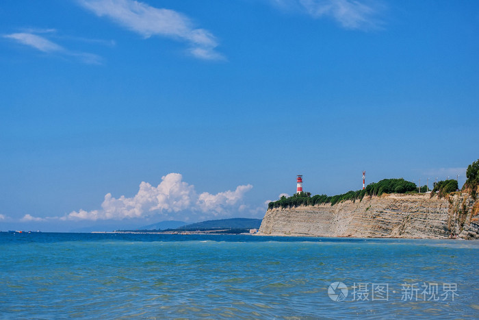 海景与山上的灯塔