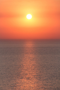 在海上，夏日浪漫金色的夕阳。南度假村