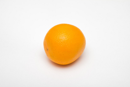 在白色背景查出的橙色果子