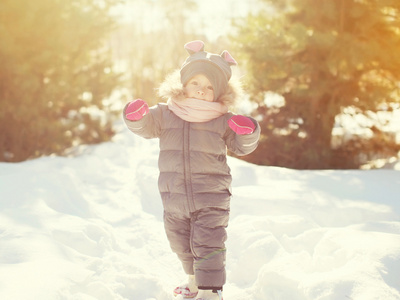 快乐小的孩子走在阳光明媚的冬日