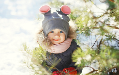 快乐的微笑孩子附近圣诞树在冬季的一天