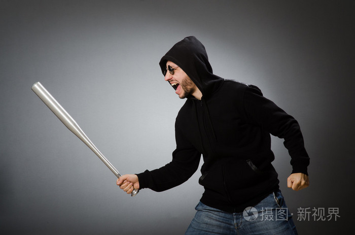 好斗的人,用棒球棍