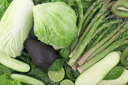 特写镜头组成的各种原料的有机蔬菜和水果