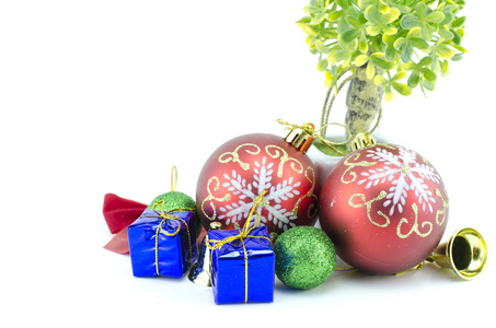 两个红球圣诞园林与蓝色礼品盒 绿色球 金铃 丝带和人工绿树