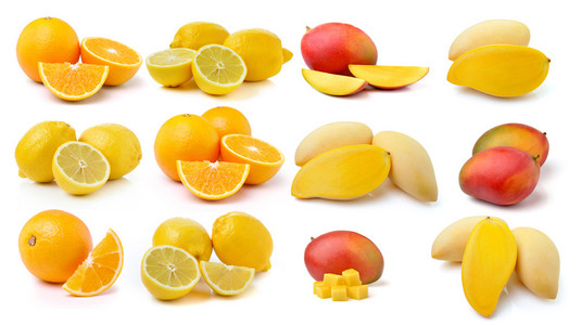 新鲜的柠檬，橙果和芒果孤立在白色背景上