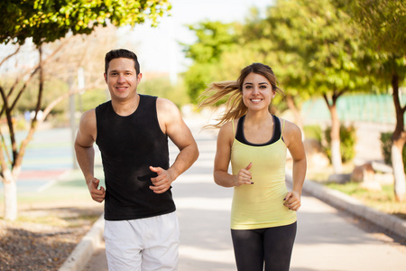 年轻的西班牙裔美国人夫妇慢跑