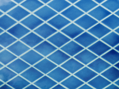 蓝色瓷砖，抽象的对角纹理