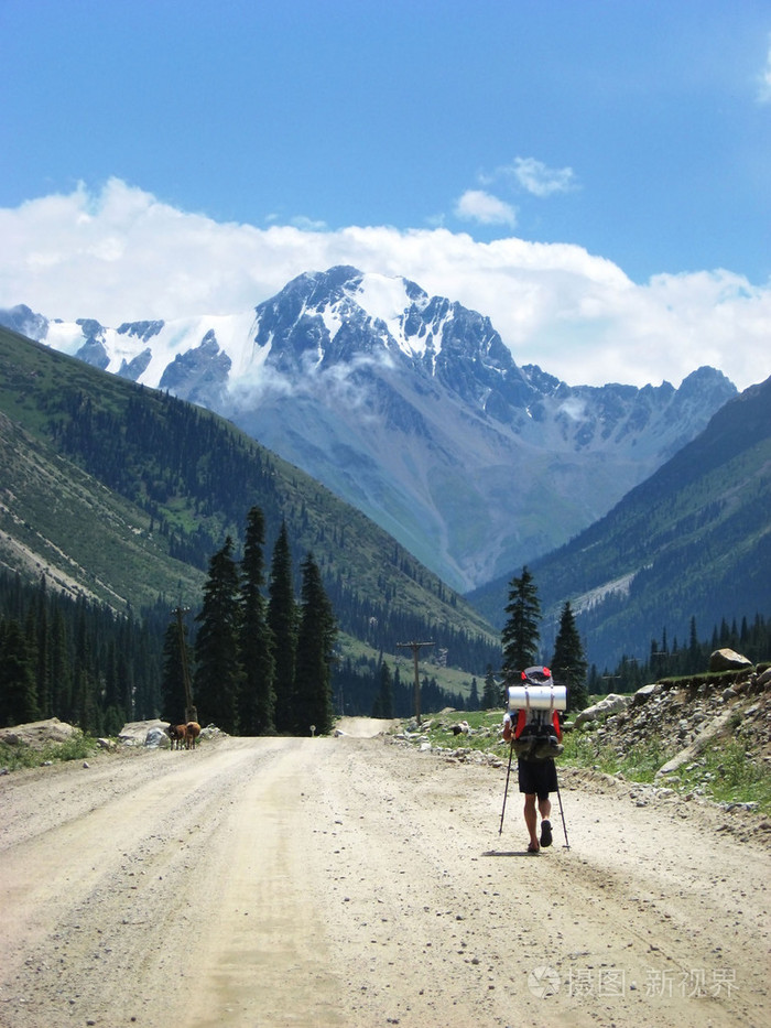 背包客徒步在西伯利亚高山上