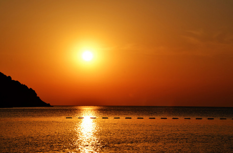 橘黄色的夕阳，在海上