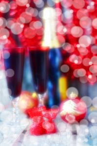 圣诞静物与瓶香槟和两个眼镜，模糊照片，快乐新的一年，背景