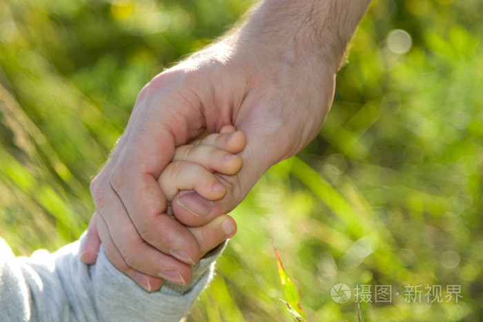 父亲和儿子持手牵手