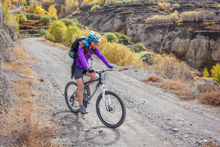 骑自行车在喜马拉雅山脉，Anapurna 地区的女孩