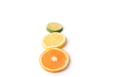 柑桔橙柠檬石灰剪成孤立的白色背景上的圆