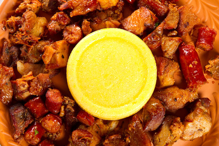 猪肉香肠和肉炖玉米粥