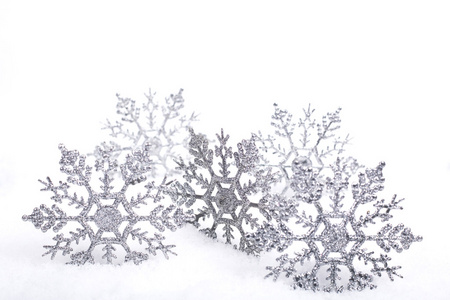 雪地上，白色的装饰银雪花复制空间