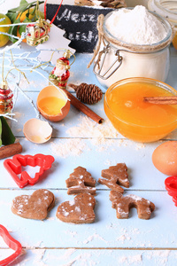 自制月饼放轻木背景选择性柔焦乡村风格的圣诞礼物烹饪姜汁饼干