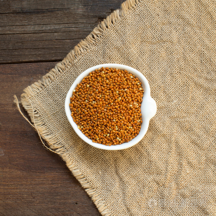 在一个碗里的原始棕色小米