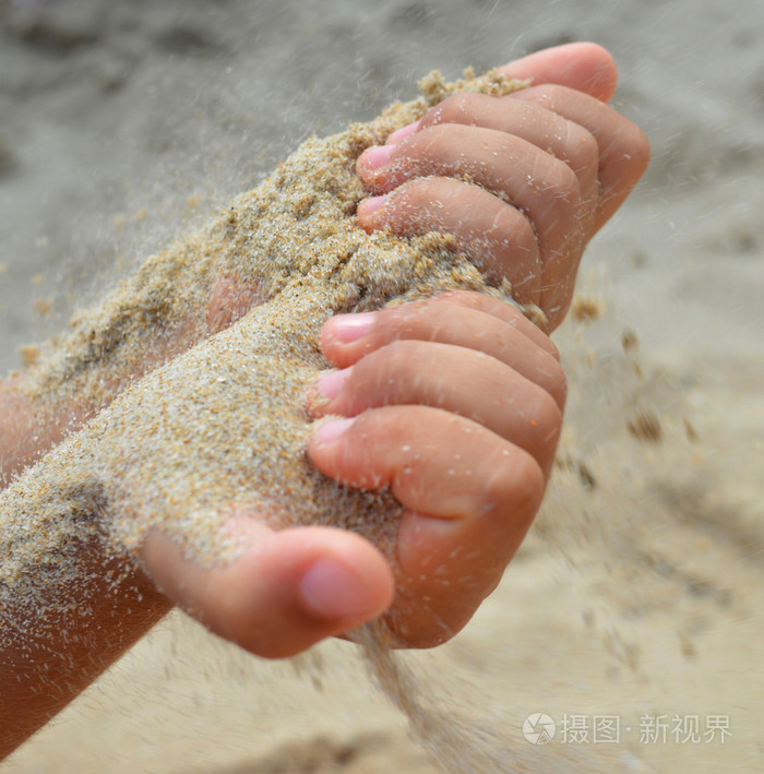 流动的沙子的手