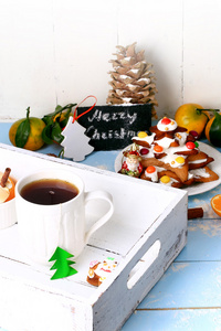 圣诞早餐红茶配姜饼曲奇饼干烘烤肉桂甜点