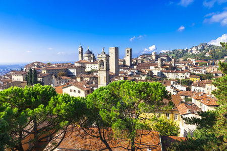 意大利美丽的小镇贝加莫，意大利伦巴第大区的标志性建筑