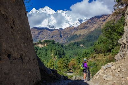 骑自行车在喜马拉雅山脉，Anapurna 地区的女孩