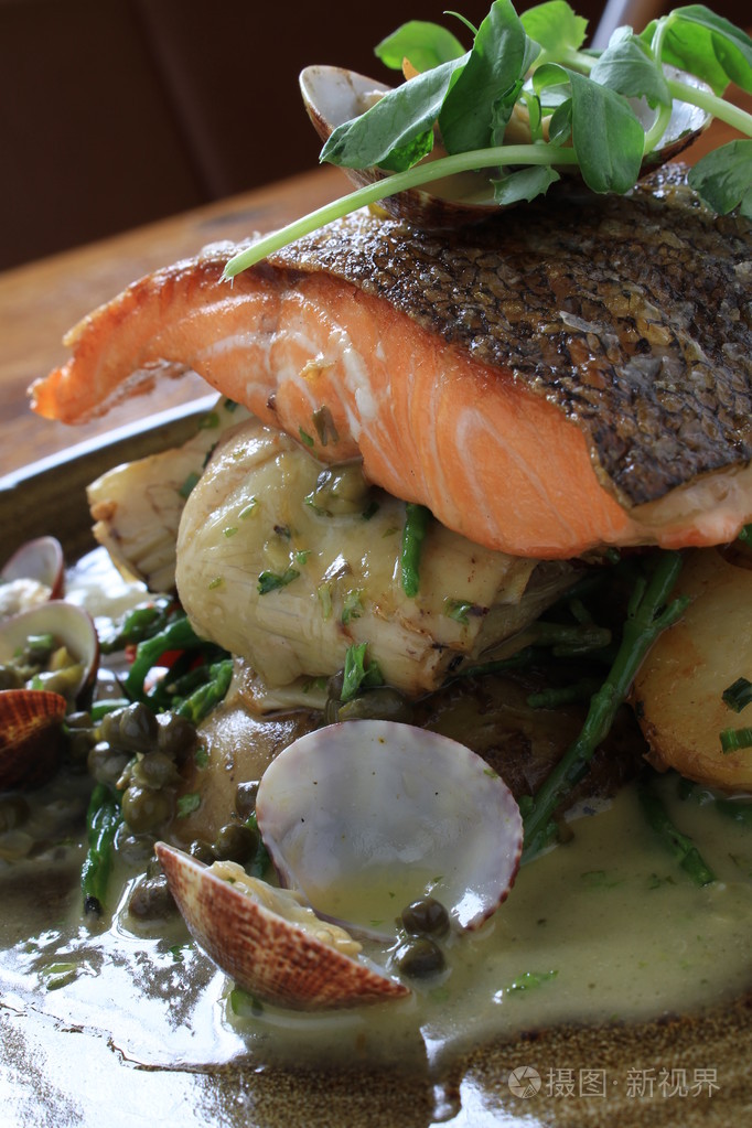 镀金的健康鱼餐