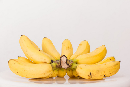 群的成熟香蕉被隔绝在白色背景上