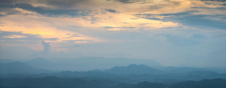 日落和山景观